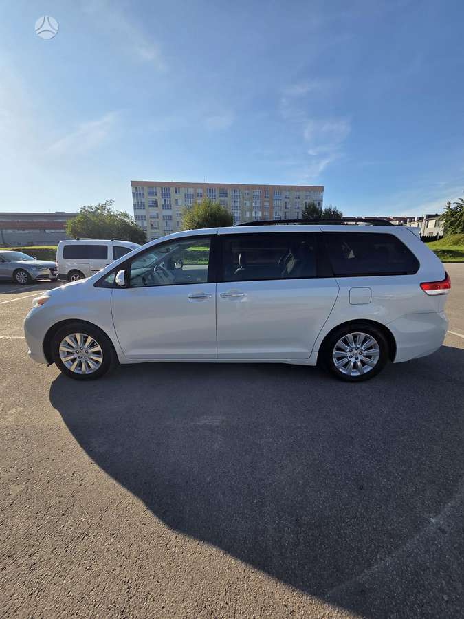 Toyota Sienna - 4