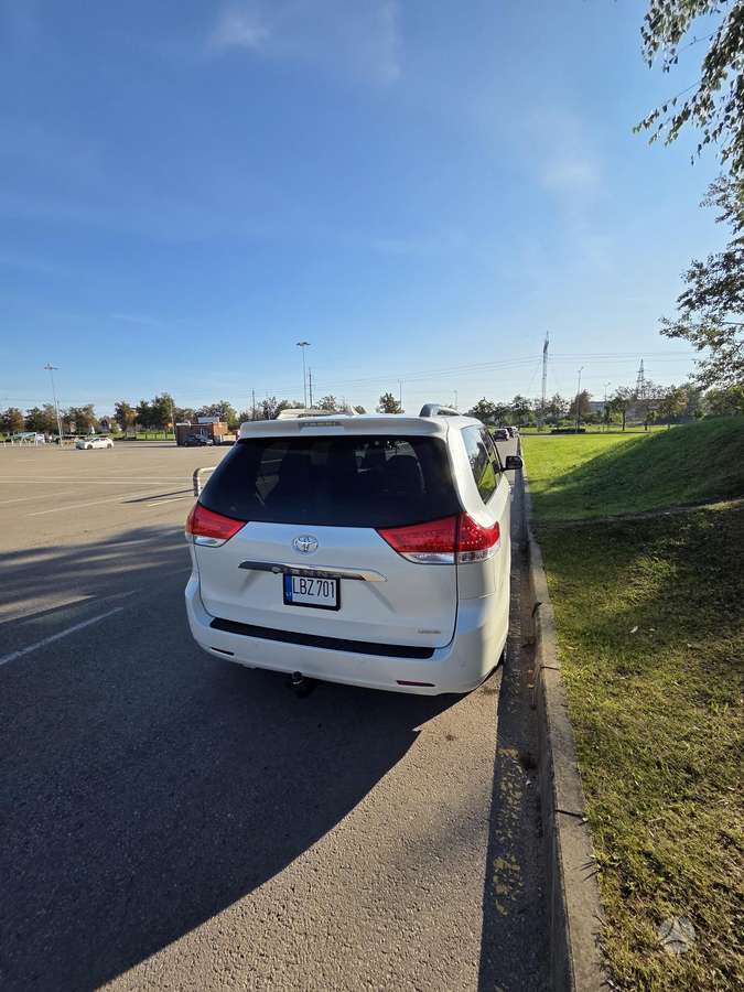 Toyota Sienna - 12