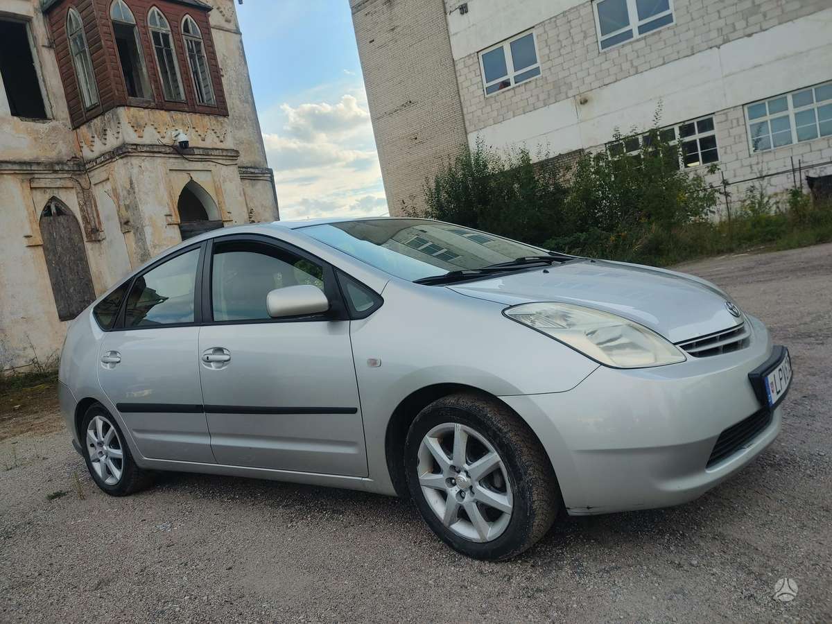 Toyota Prius - 4