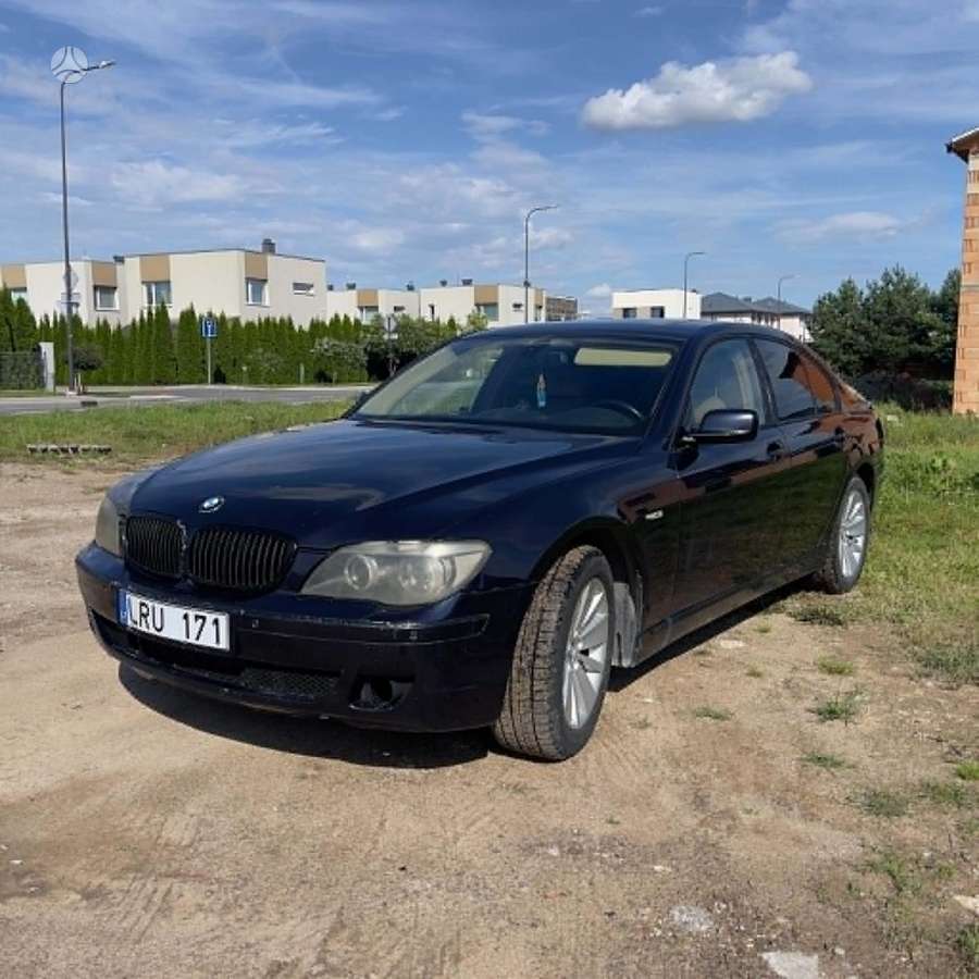 BMW 730, Седан