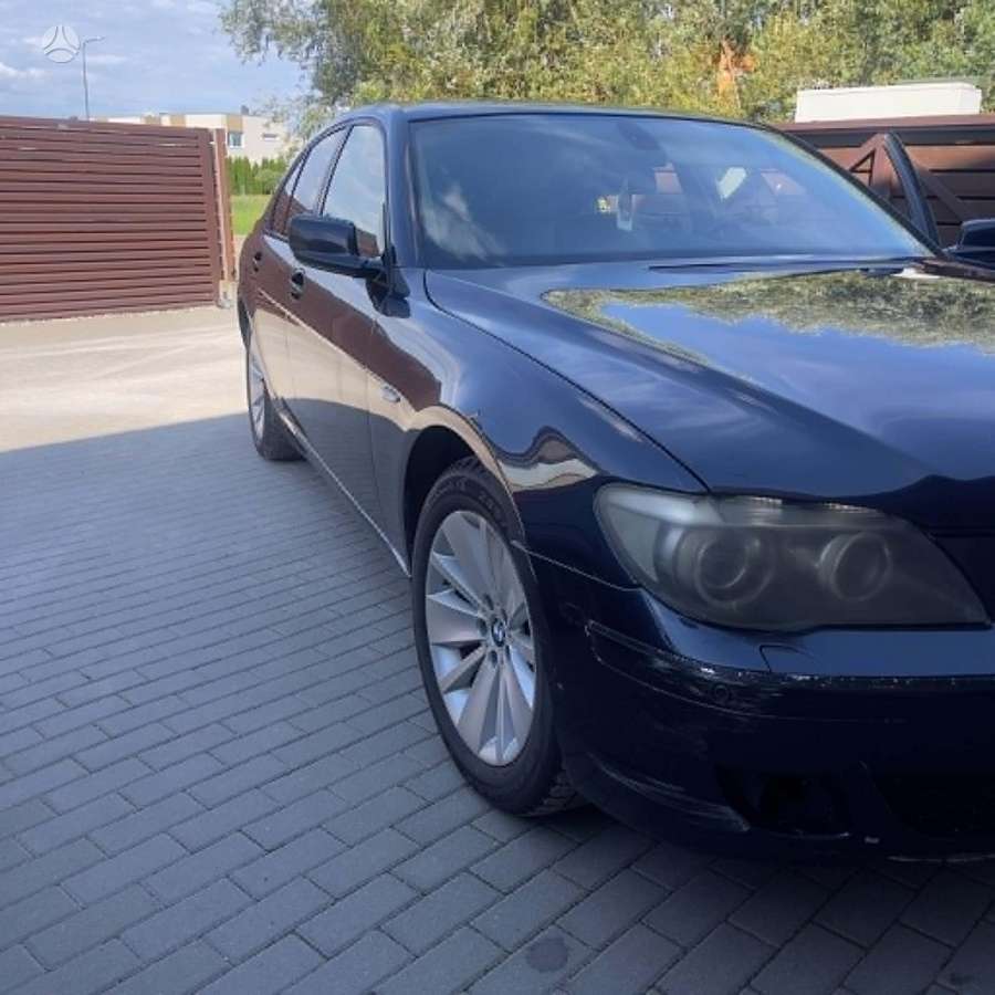 BMW 730, Седан