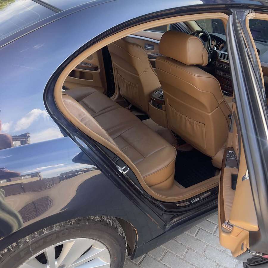 BMW 730, Седан