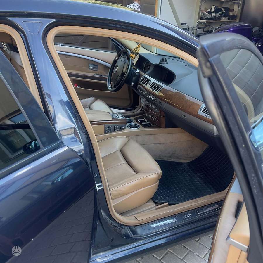 BMW 730, Седан