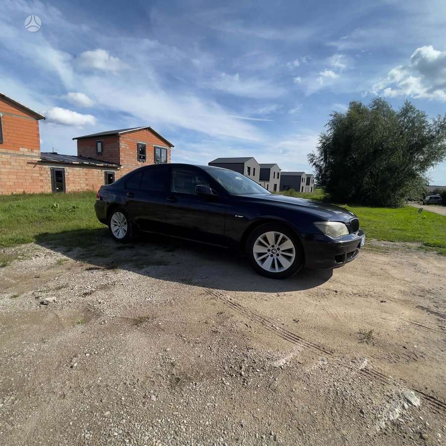 BMW 730, Седан