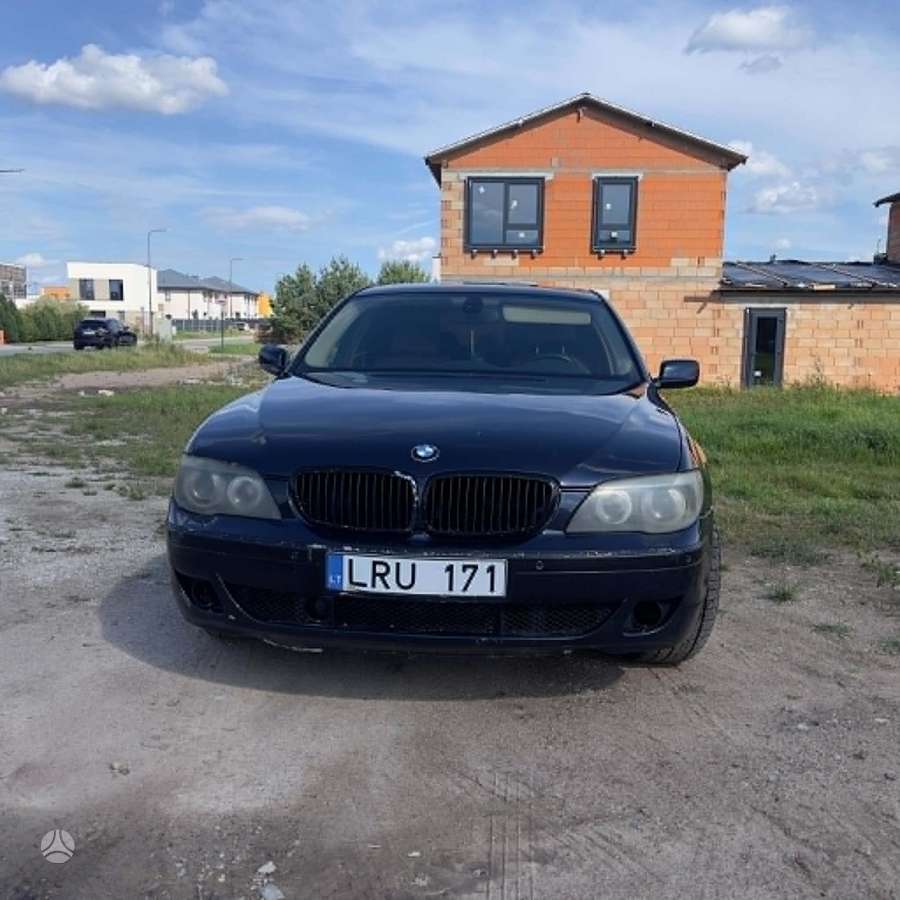 BMW 730, Седан