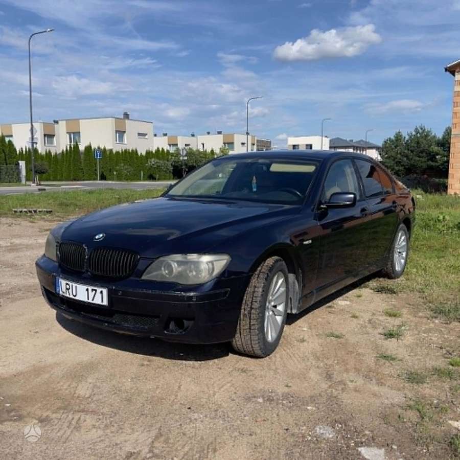 BMW 730, Седан