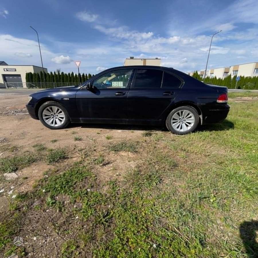 BMW 730, Седан