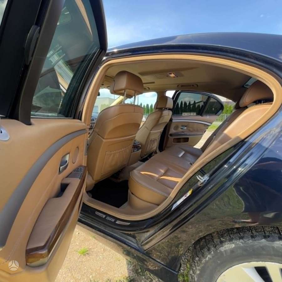 BMW 730, Седан