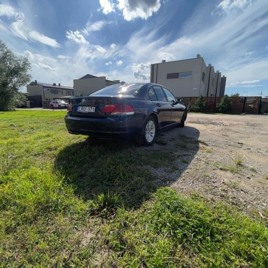 BMW 730, Седан