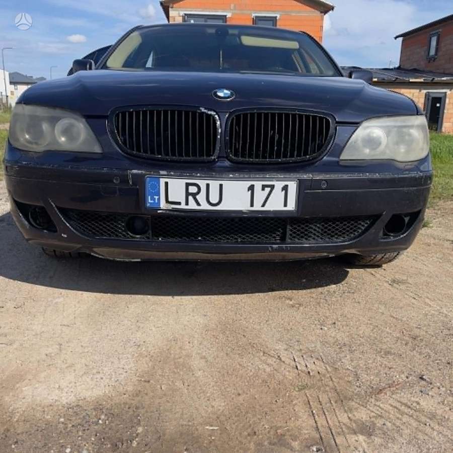 BMW 730, Седан