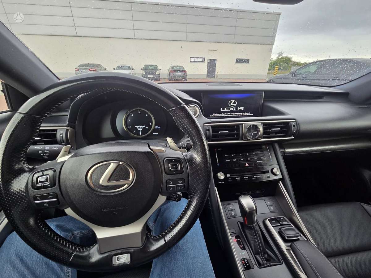Lexus IS 200, 2.0 l., Седан