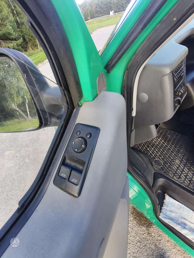 Volkswagen Caravelle - 11
