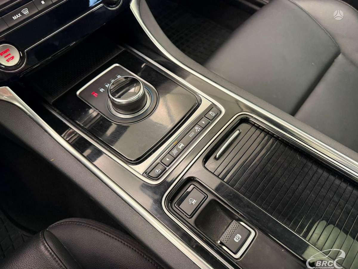 Jaguar XE, 2.0 l., Седан