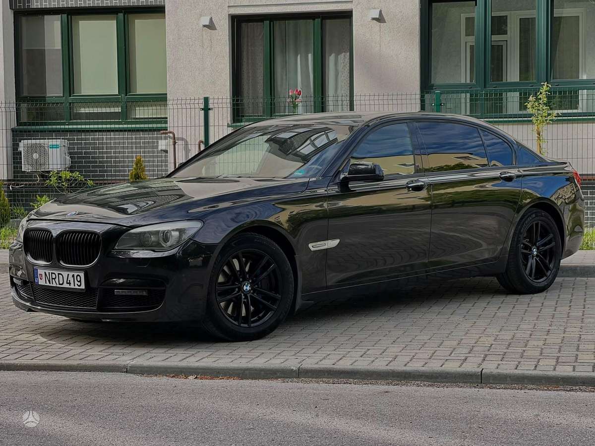 BMW 750, 4.4 l., Седан