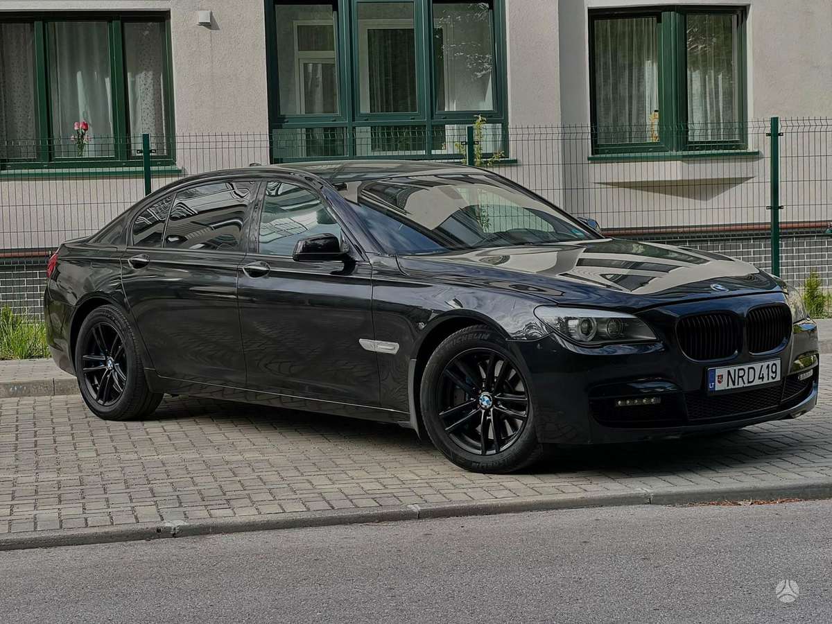 BMW 750, 4.4 l., Седан