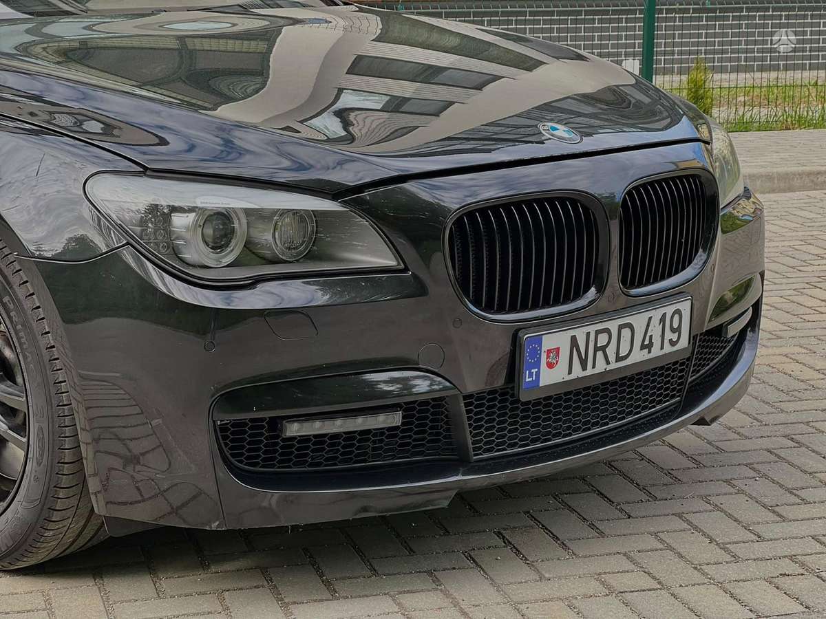 BMW 750, 4.4 l., Седан