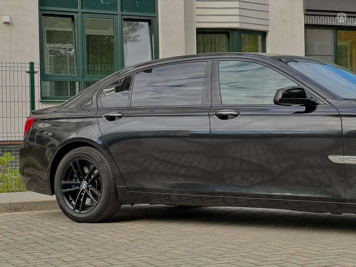 BMW 750, 4.4 l., Седан