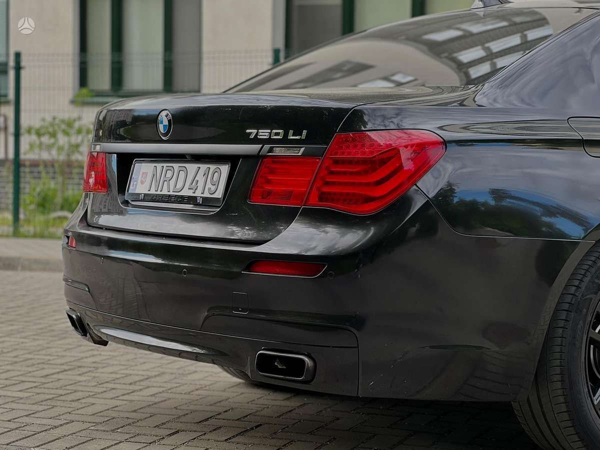 BMW 750, 4.4 l., Седан