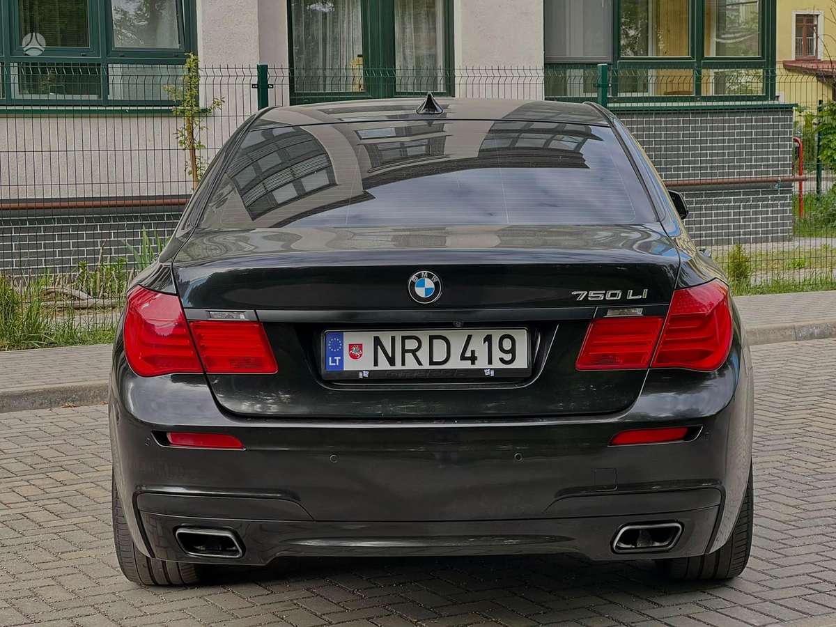 BMW 750, 4.4 l., Седан