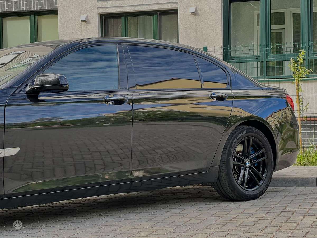 BMW 750, 4.4 l., Седан
