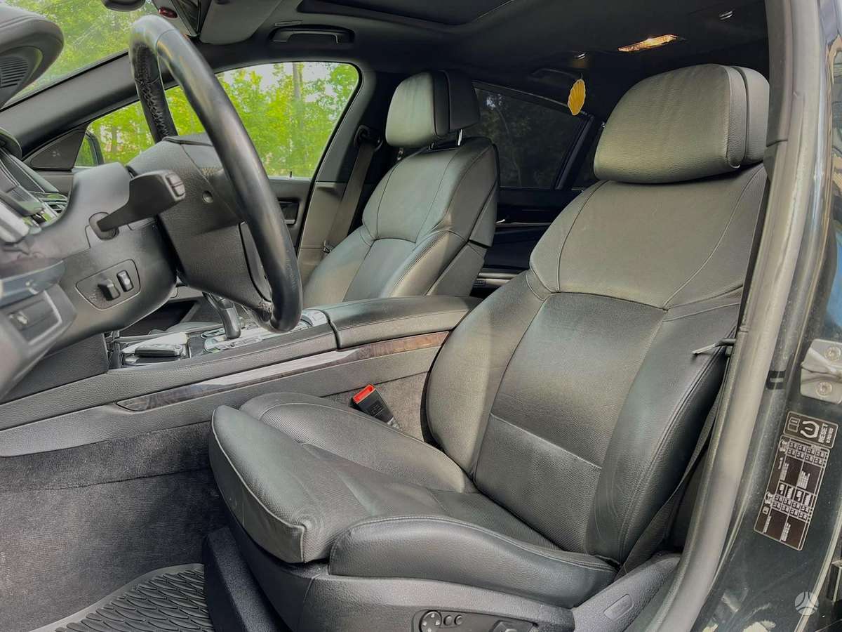 BMW 750, 4.4 l., Седан