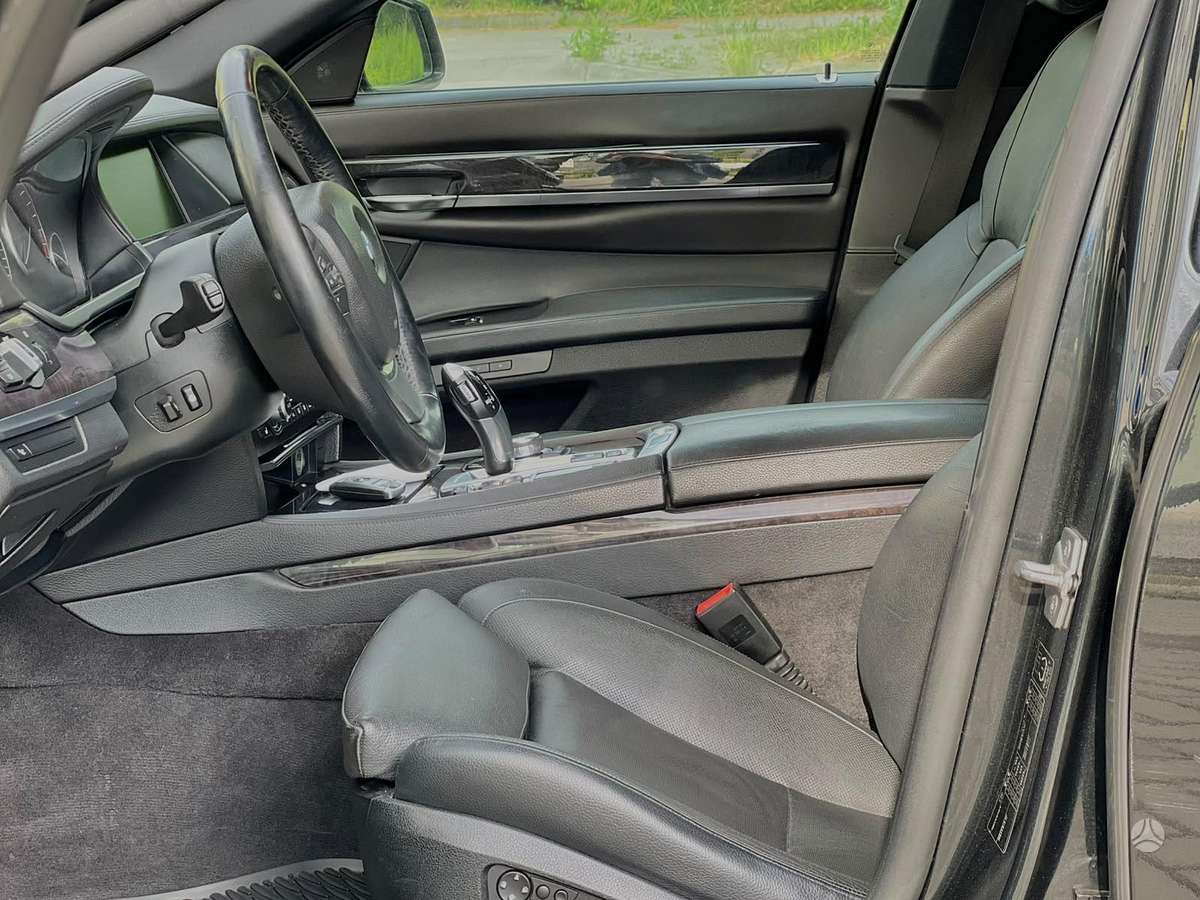 BMW 750, 4.4 l., Седан
