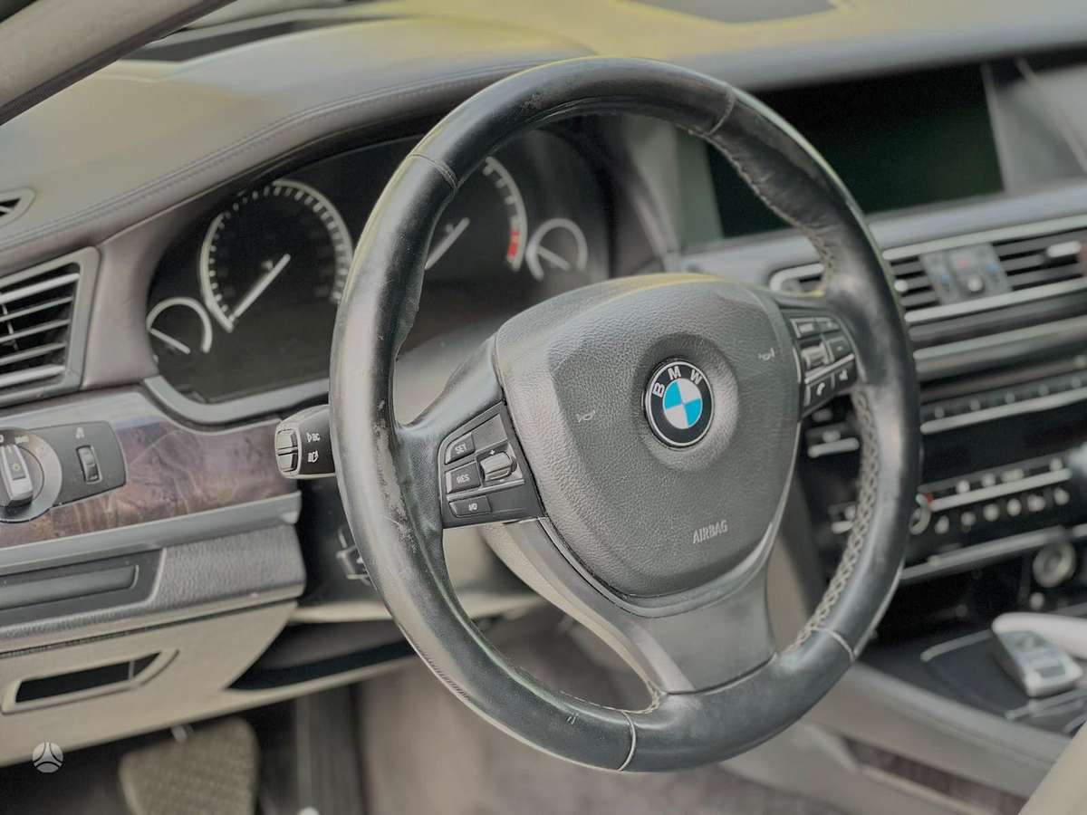 BMW 750, 4.4 l., Седан