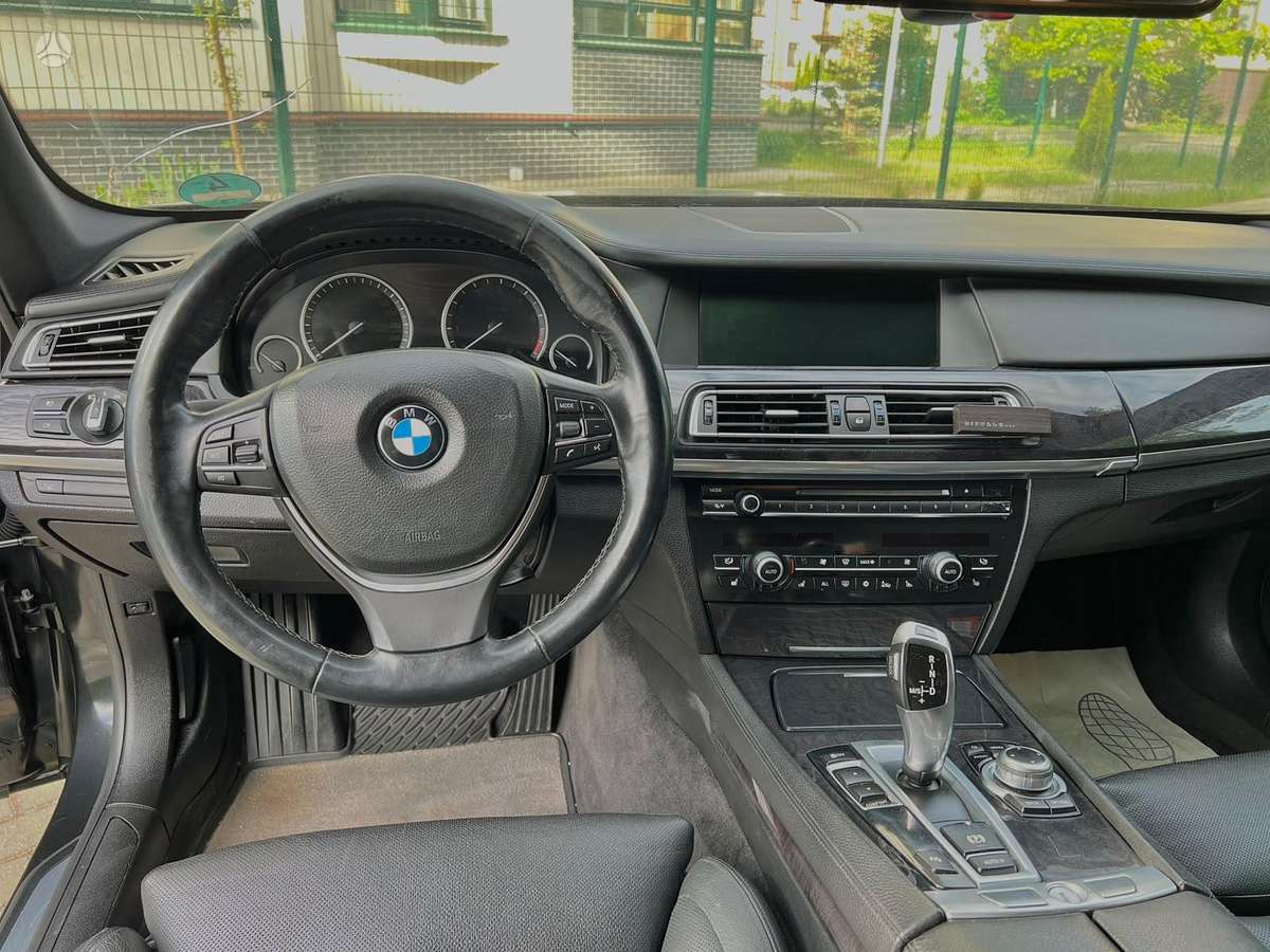 BMW 750, 4.4 l., Седан