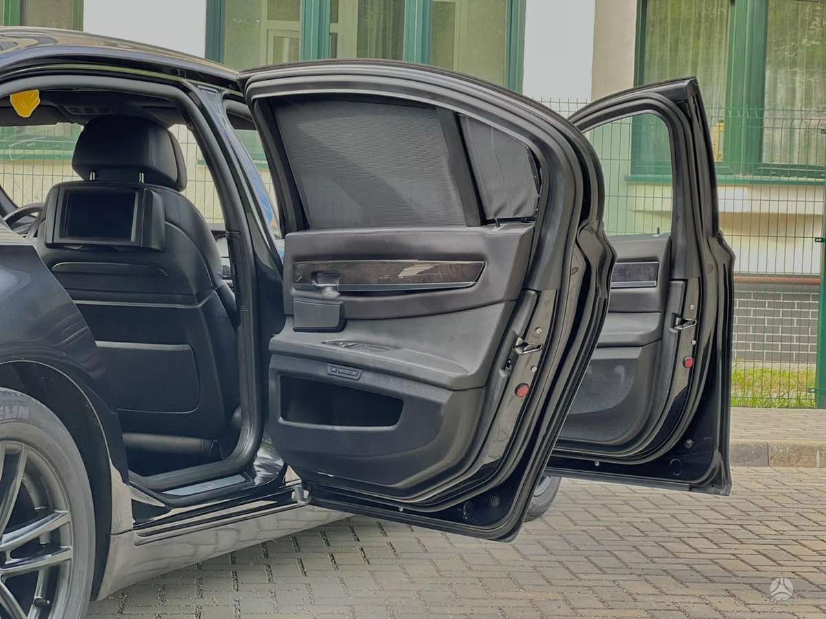 BMW 750, 4.4 l., Седан