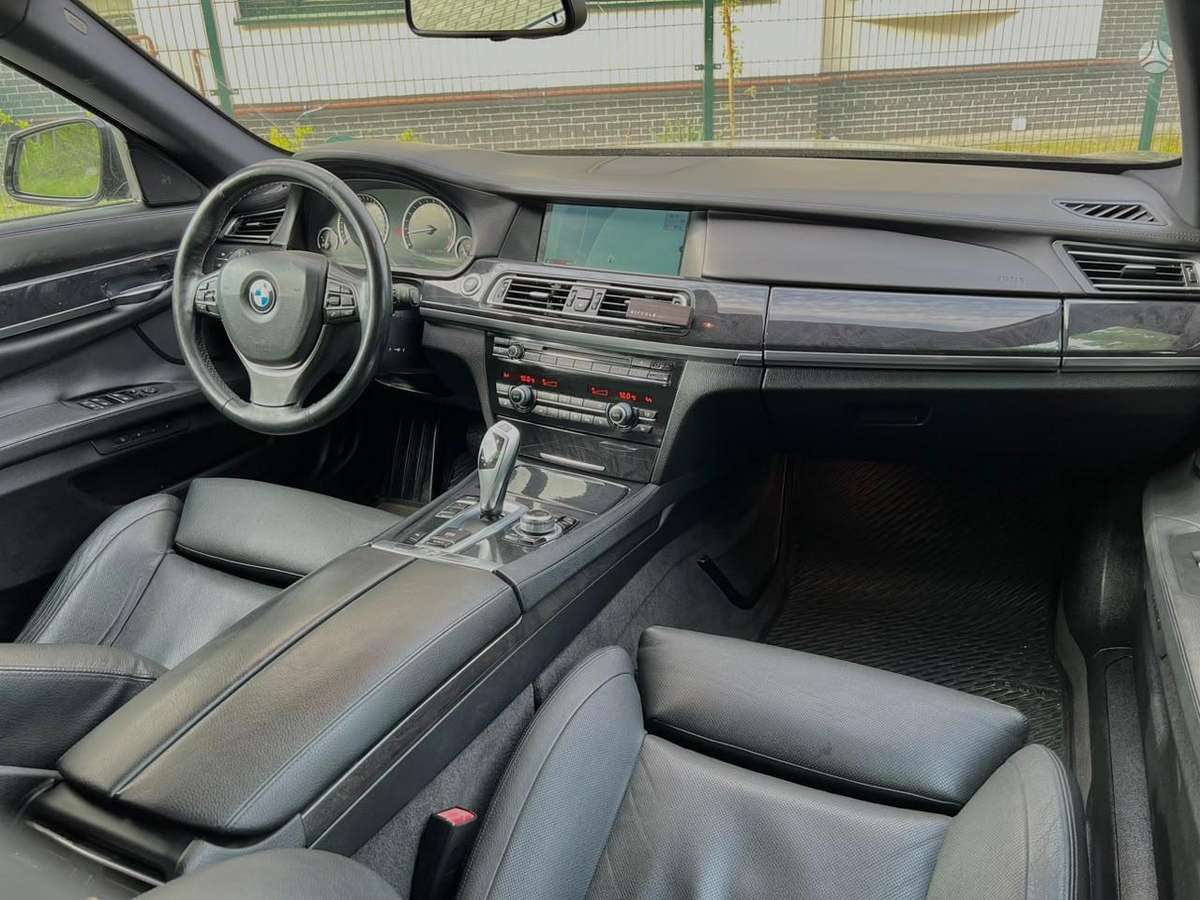BMW 750, 4.4 l., Седан