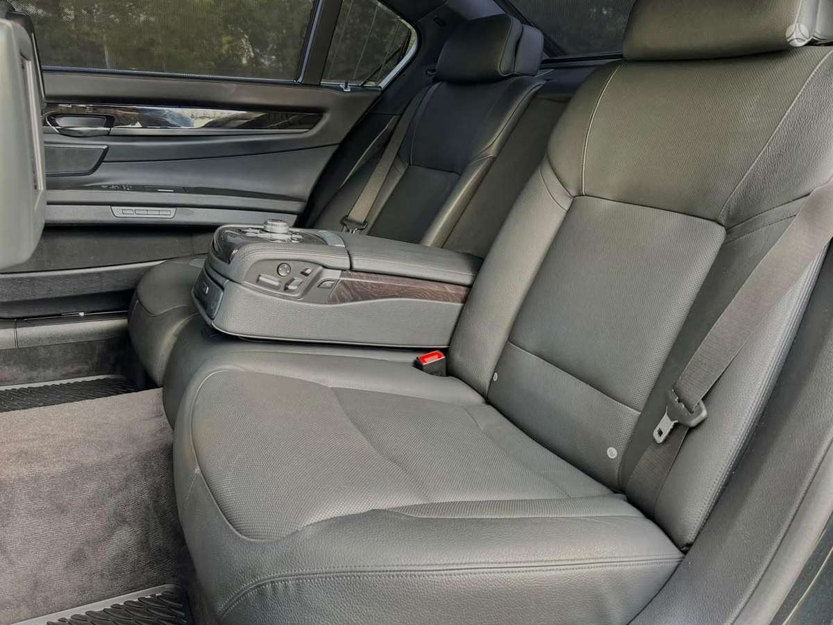 BMW 750, 4.4 l., Седан
