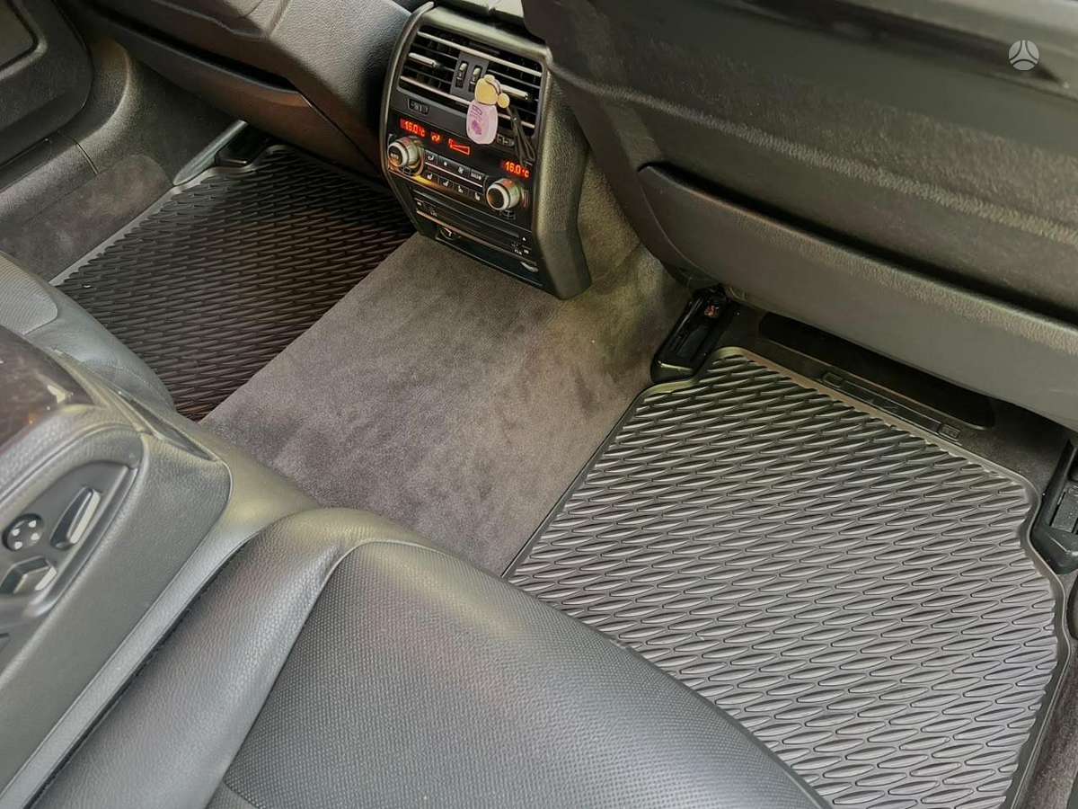 BMW 750, 4.4 l., Седан