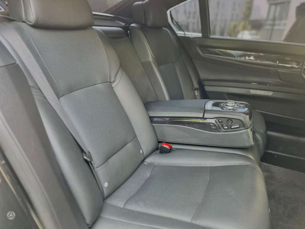 BMW 750, 4.4 l., Седан