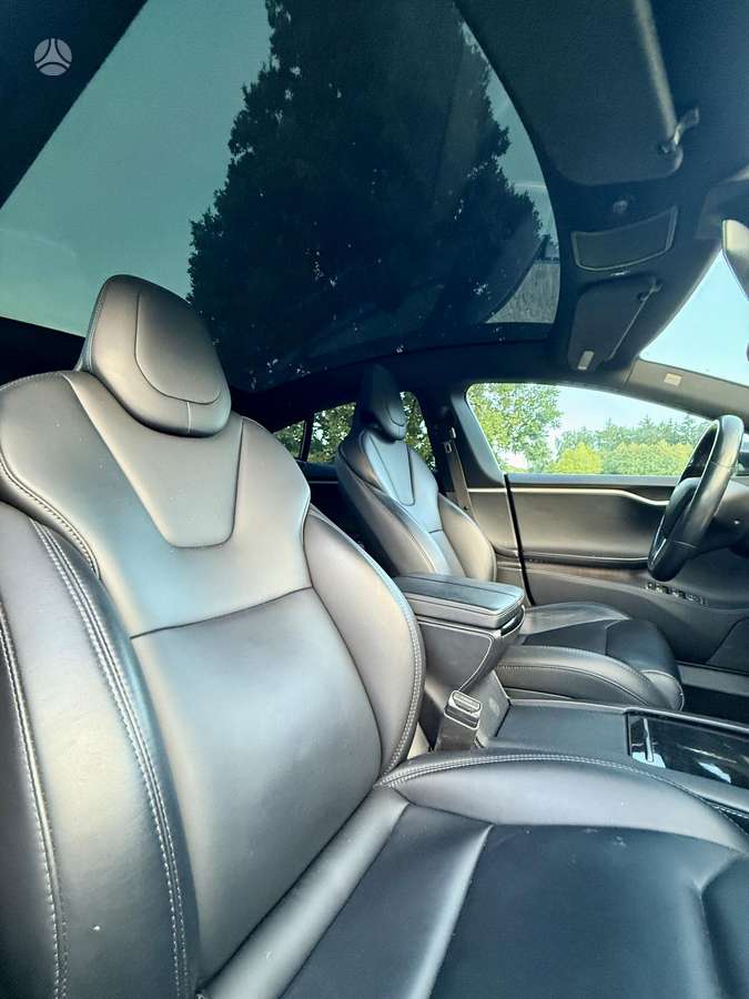 Tesla Model S - 8