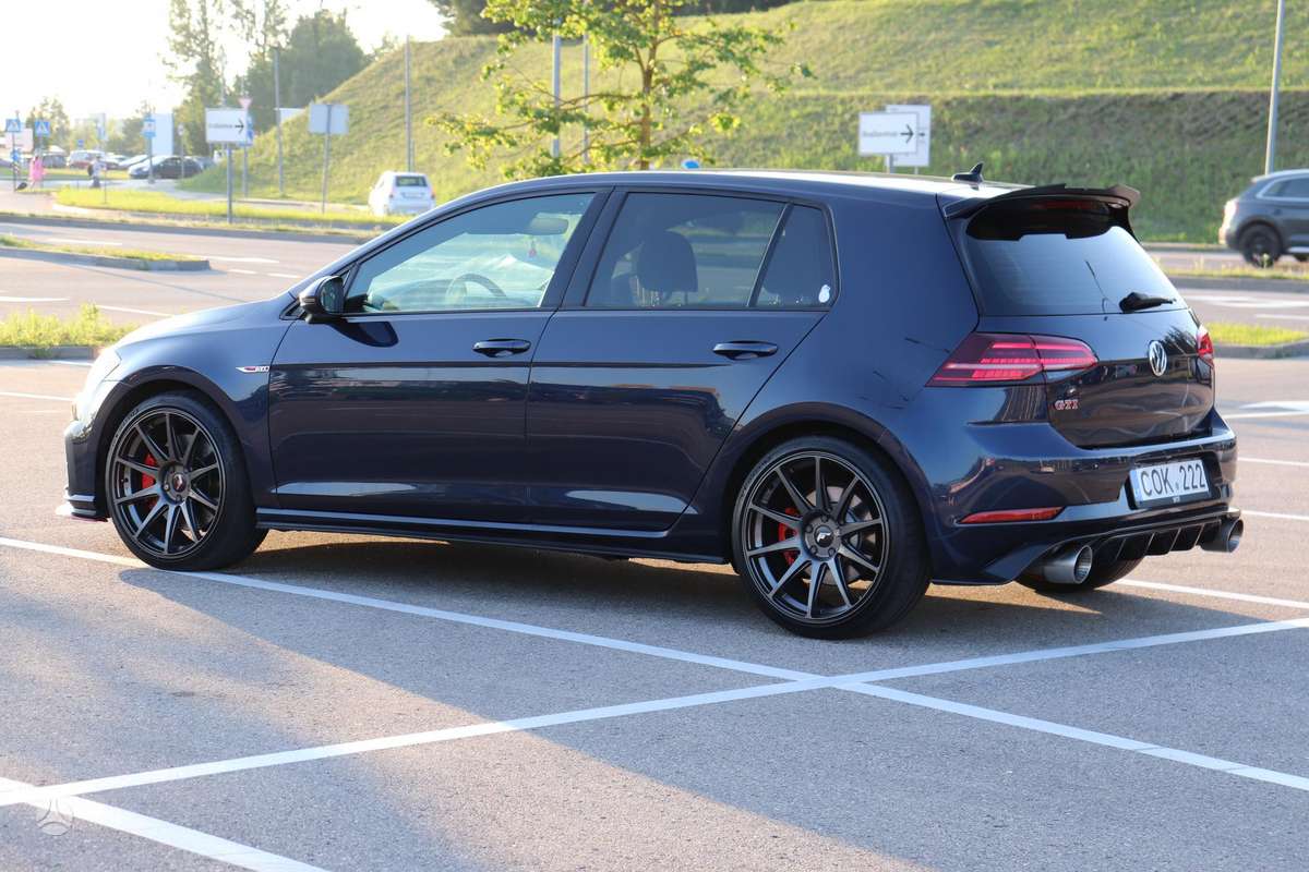Volkswagen Golf - 1