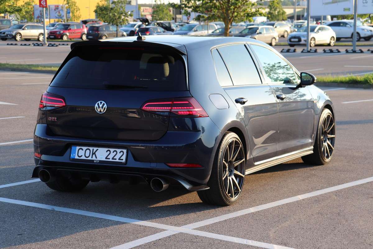 Volkswagen Golf - 6