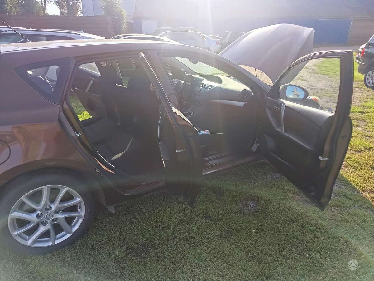 Mazda 3, 2.0 l., saloon / sedan
