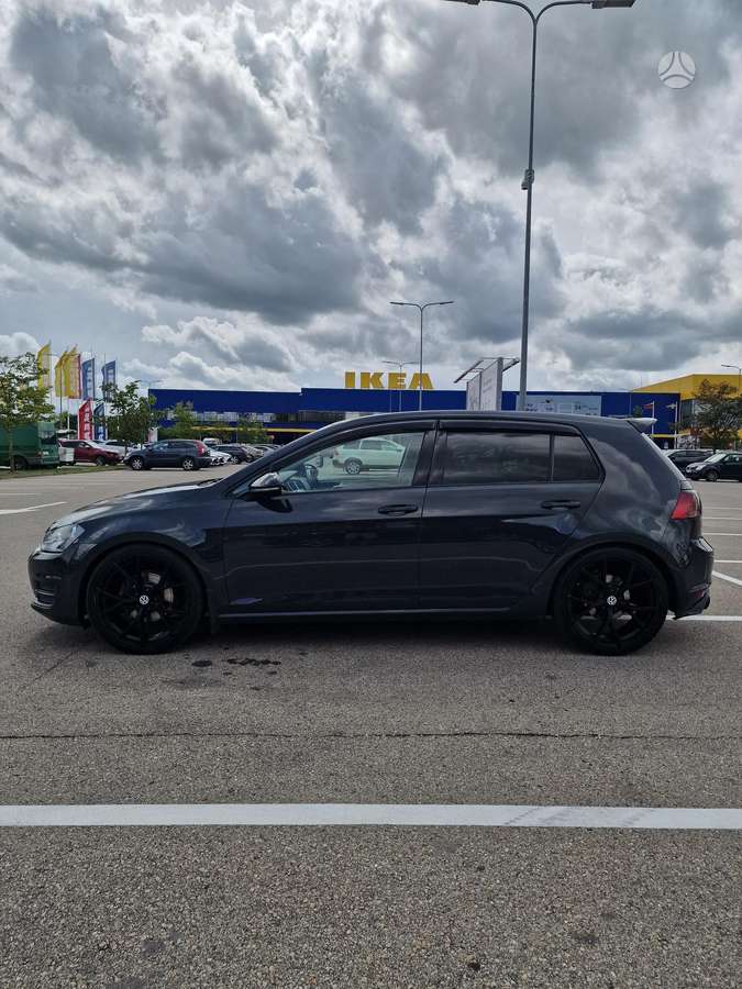 Volkswagen Golf - 1