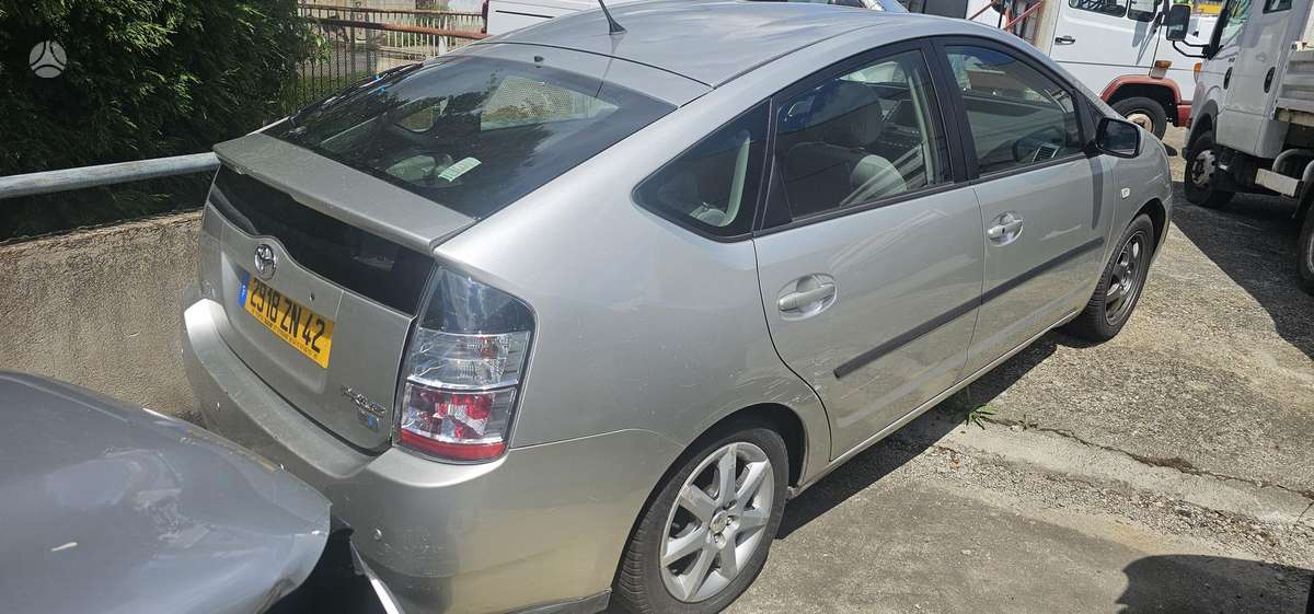 Toyota Prius - 4