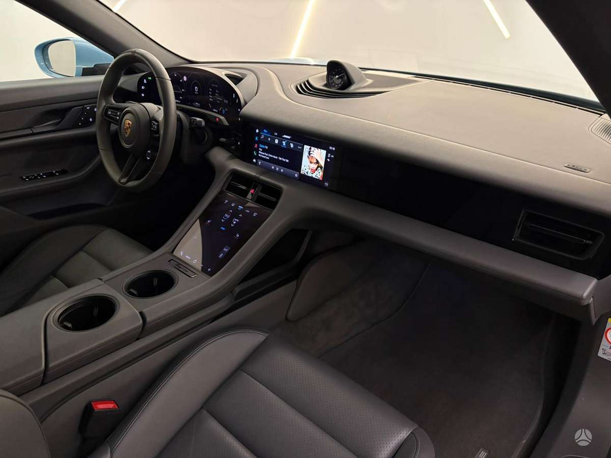 Porsche Taycan - 7