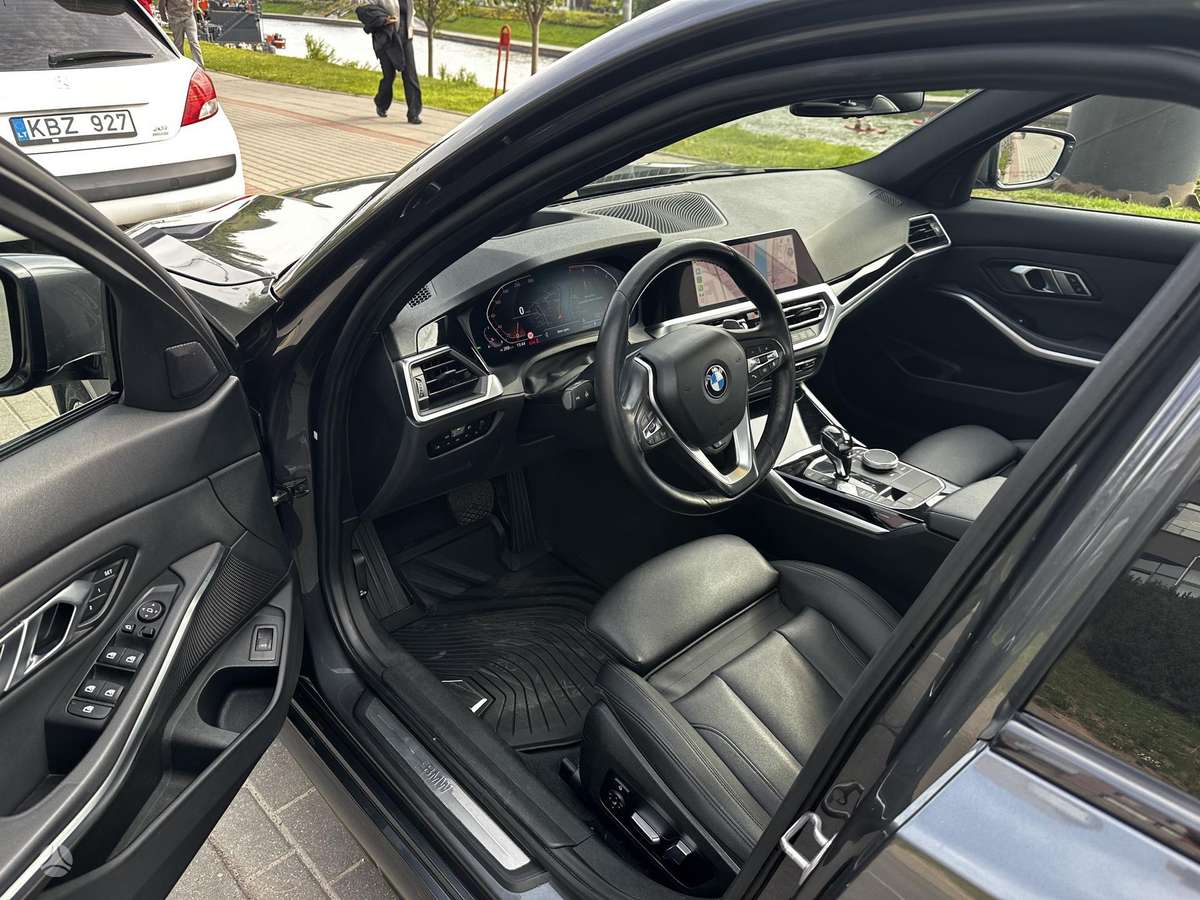 BMW 330, 2.0 l., Седан