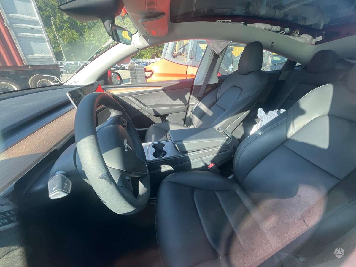 Tesla Model Y - 5