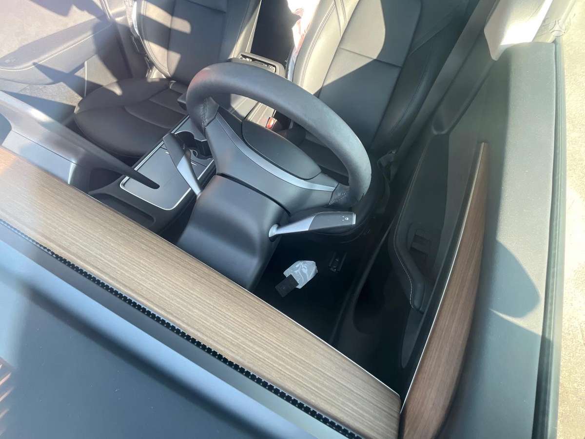 Tesla Model Y - 8