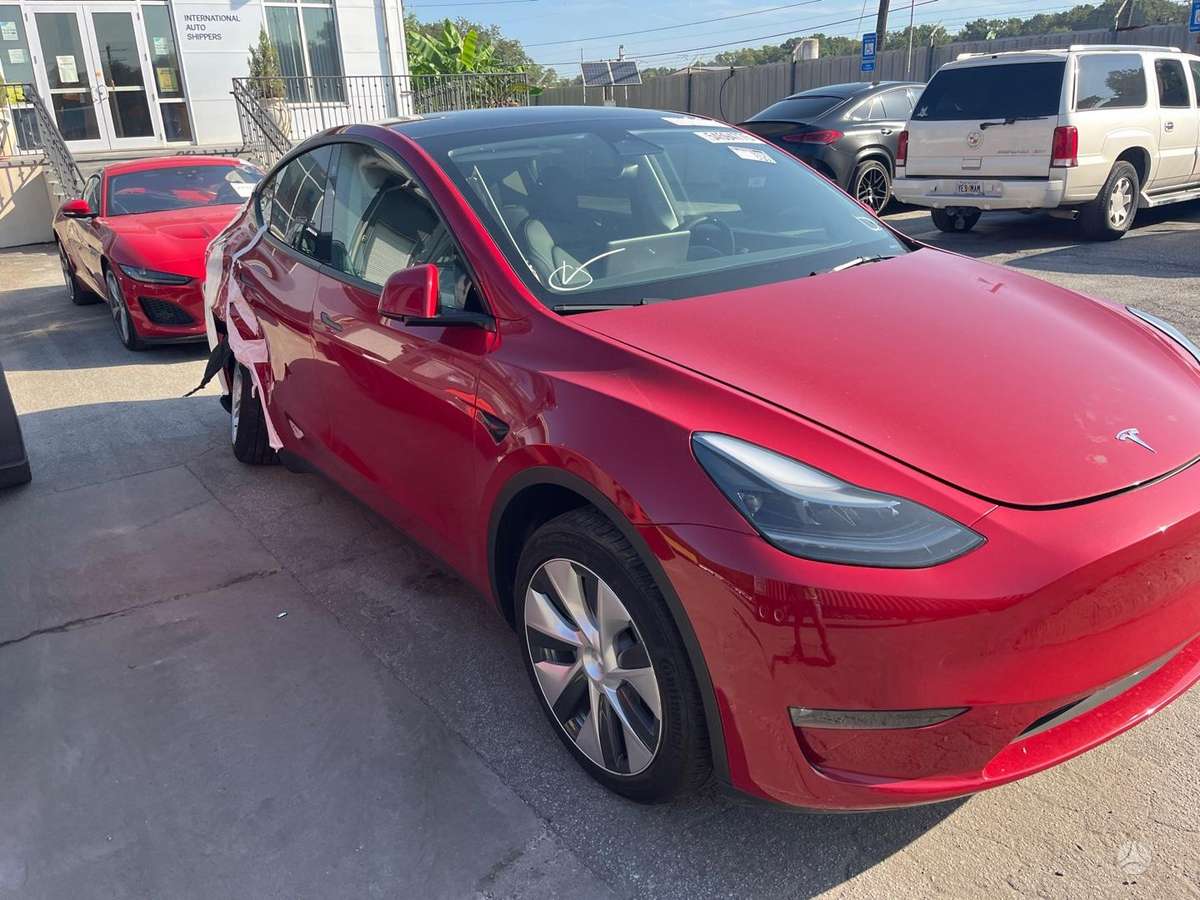Tesla Model Y - 11