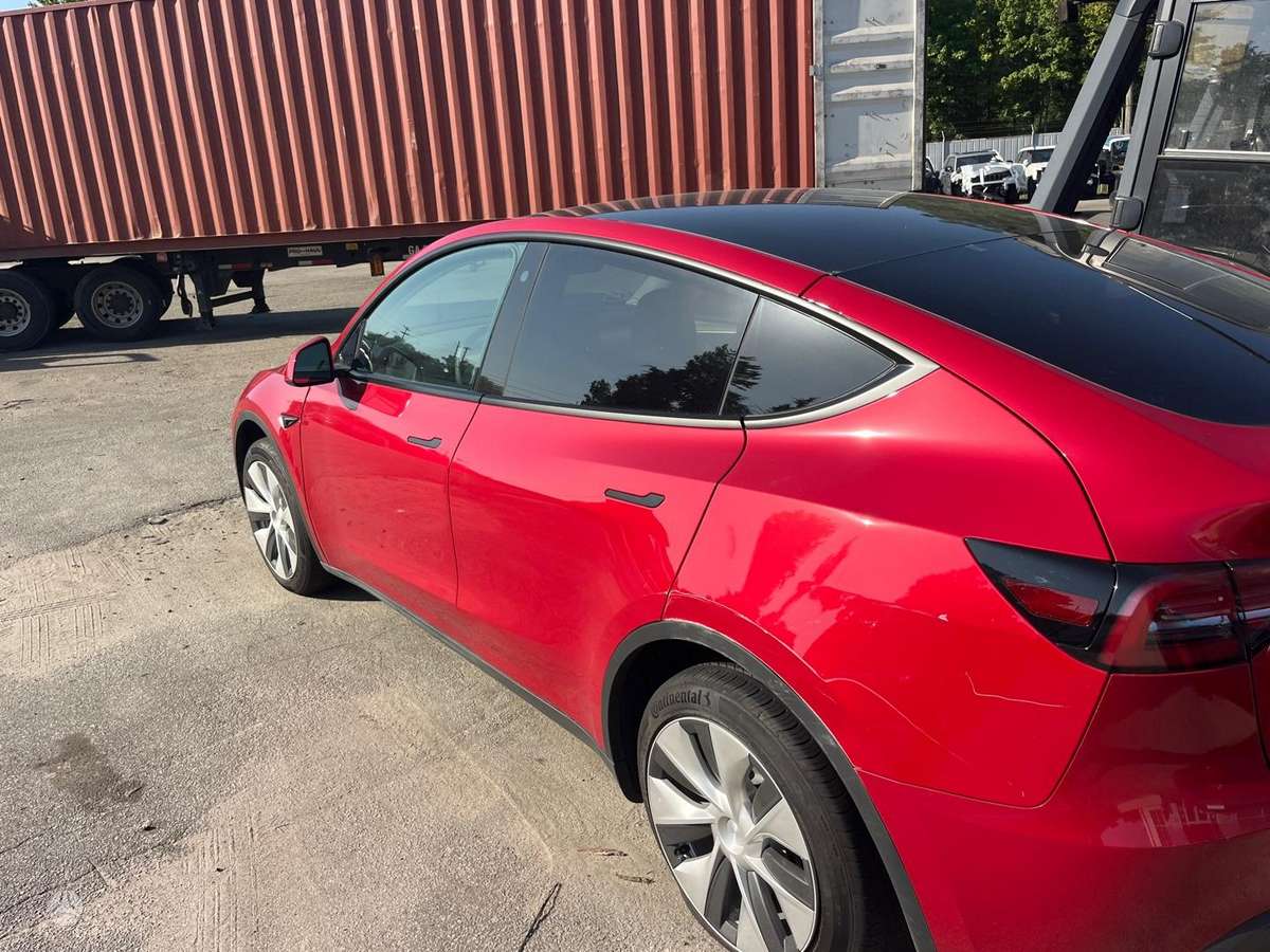 Tesla Model Y - 12