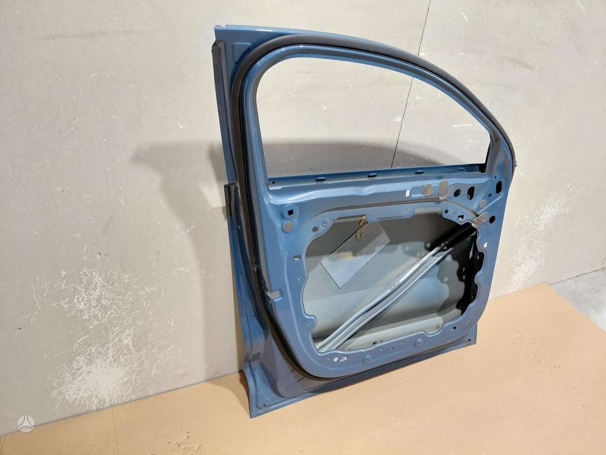 Volvo C40 doors