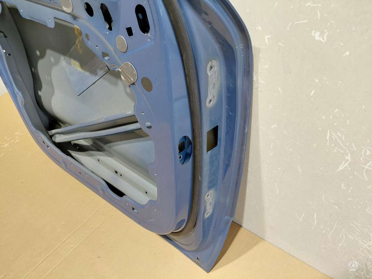Volvo C40 двери