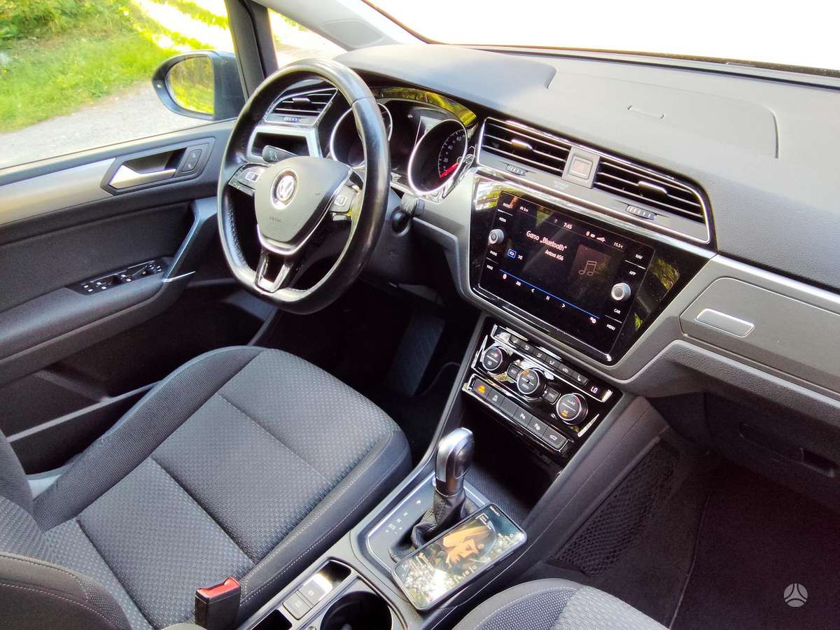 Volkswagen Touran - 11