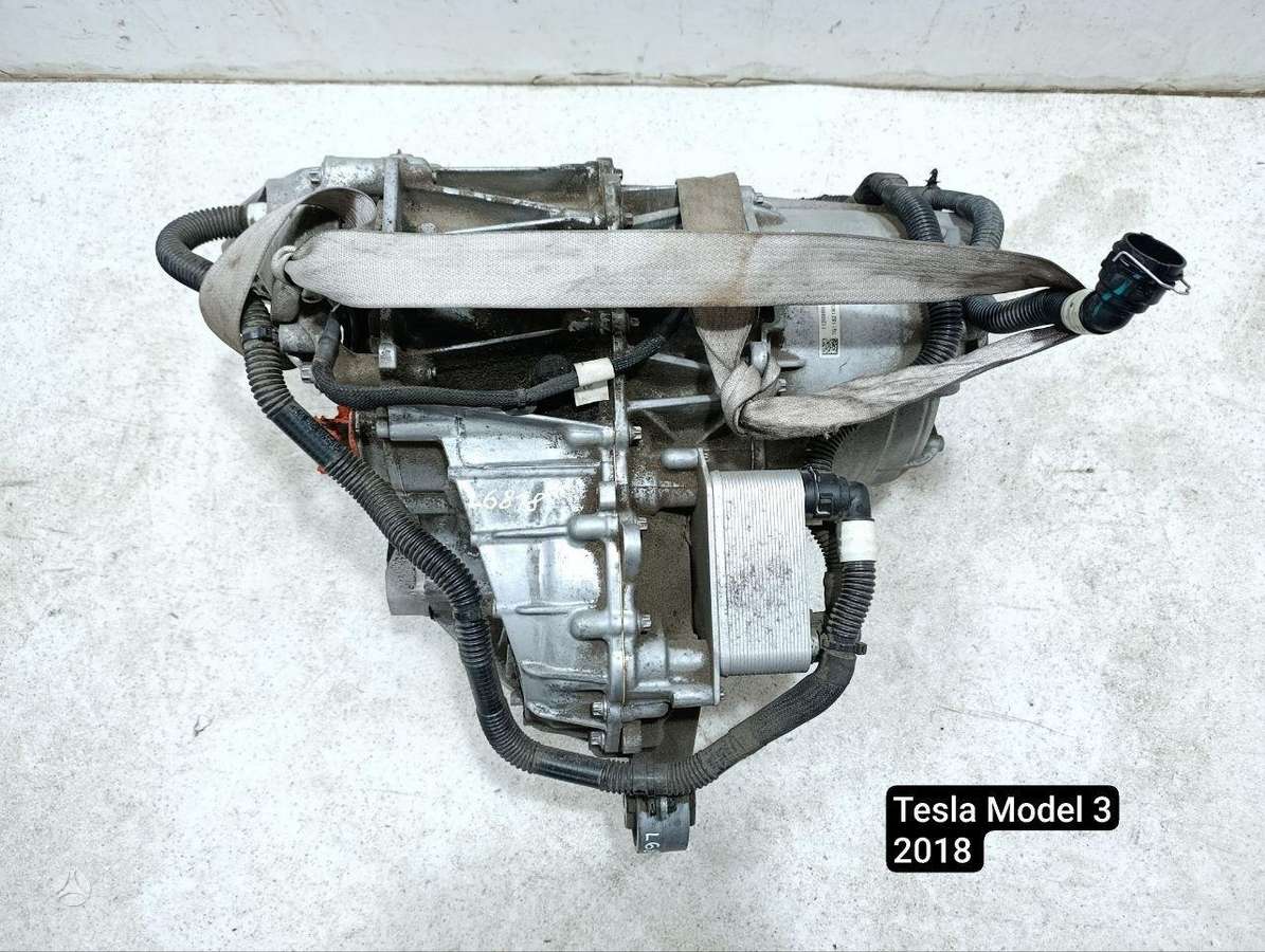 Tesla Model 3 Elektromobilio variklis iš tesla model 3 long range mid range 2
