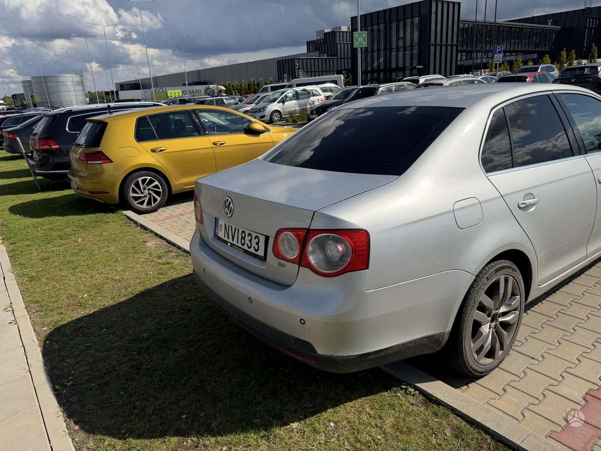 Volkswagen Jetta - 1